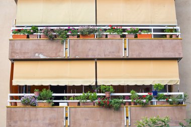 Güneş'ten kapalı tenteler balkon vardır