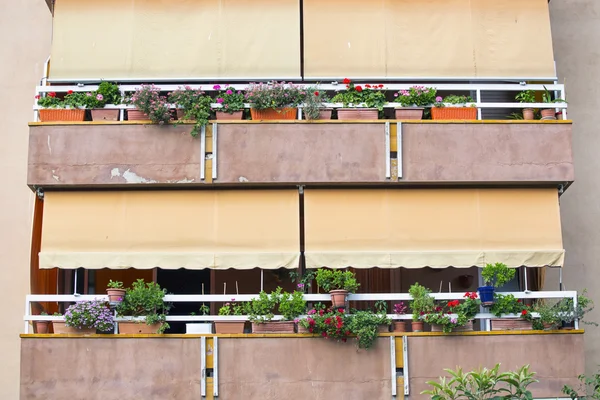 Güneş'ten kapalı tenteler balkon vardır — Stok fotoğraf