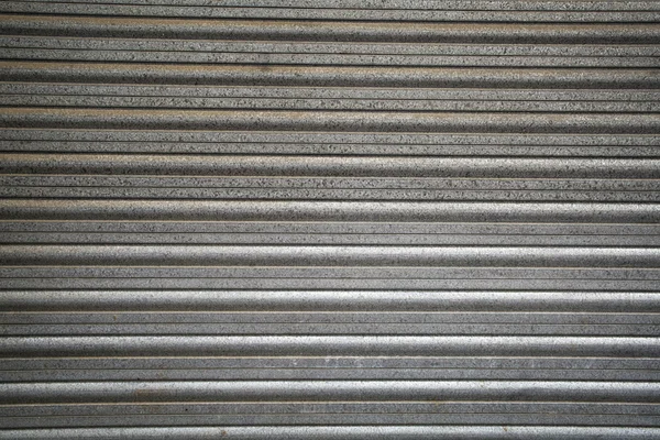 Metallweißes Pflaster mit horizontalen Streifen als Hintergrund, um — Stockfoto