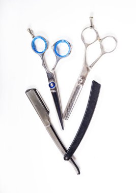 beyaz arkaplanda berber araçları