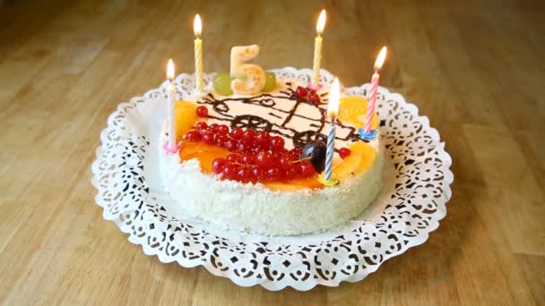 Candele che bruciano su torta durante un 5esimo compleanno . — Video Stock