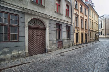 Dar Ortaçağ sokak şehirde eski şehir Riga, Letonya.