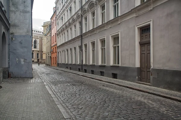 Narrow medieval street in old town of Riga city, Latvia. — Stock Photo, Image