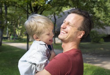 Mutlu baba onun oğlu, küçük komik çocuk çocuk kol güneşli günde holding