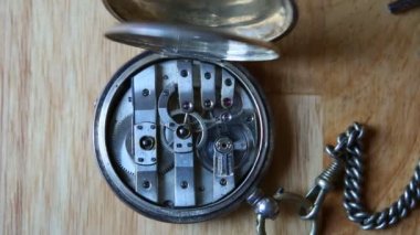 Eski cep saati mekanizması hareketi