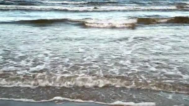 バルト海の波が白砂のビーチにロールバックされます。. — ストック動画