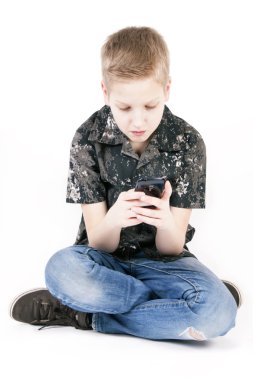Genç çocuk izole bir akıllı telefon arama.