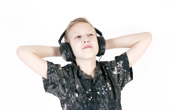 Adolescente ouvindo música com fones de ouvido, isolado em branco puro . — Fotografia de Stock