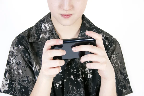 Tonåring pojke söka något på smartphone isolerade. — Stockfoto