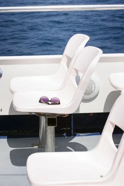 Güneş gözlüğü teknede güverte koltuk açın. — Stok fotoğraf