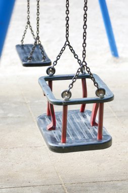 Şehir içinde çocuk oyun alanı boş salıncakta.