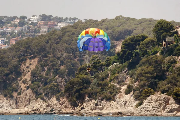 Paraquedas voando sobre o mar — Fotografia de Stock