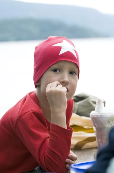 Retrato de menino adolescente na moda em um boné vermelho com estrela branca . — Fotografia de Stock