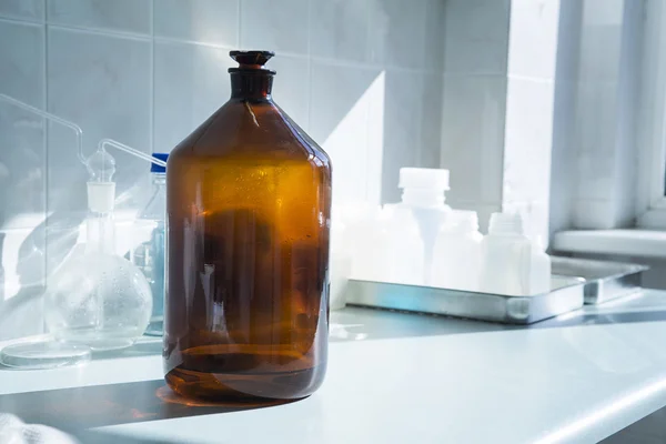 Laboratorio grande bottiglia sul tavolo in laboratorio . — Foto Stock