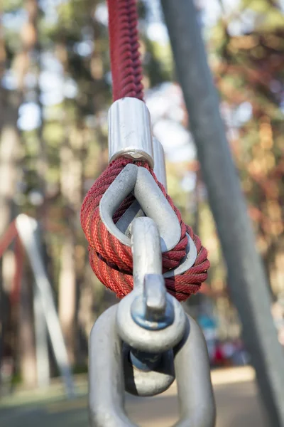 Fissaggio di cavi in plastica con asta in acciaio nel parco — Foto Stock