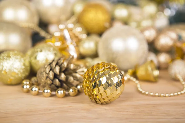 Weihnachtskugeln Gold Hintergrund. — Stockfoto