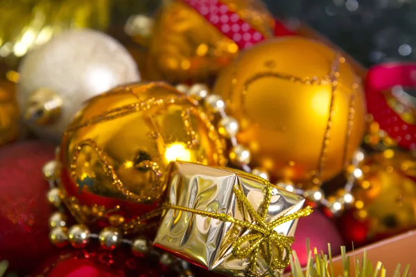 Boules de Noël colorées dans une boîte . — Photo