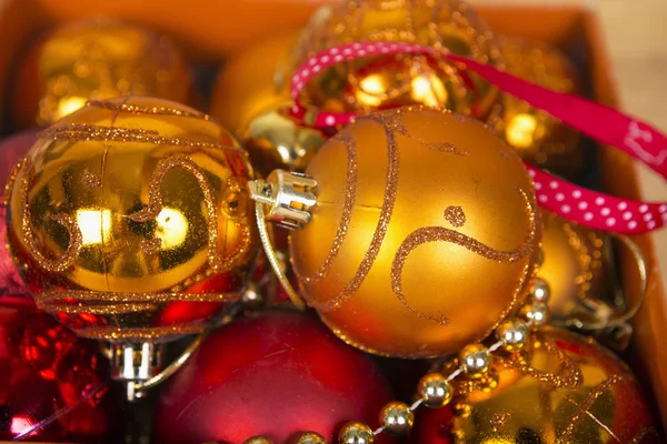 Christmas bollar i en låda. — Stockfoto