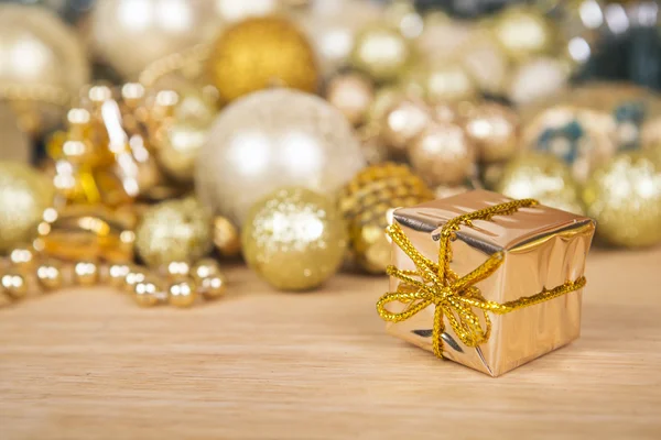 Weihnachtsgeschenk auf goldenem Hintergrund. — Stockfoto
