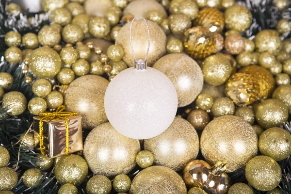 Bola branca de Natal no fundo de ouro . — Fotografia de Stock