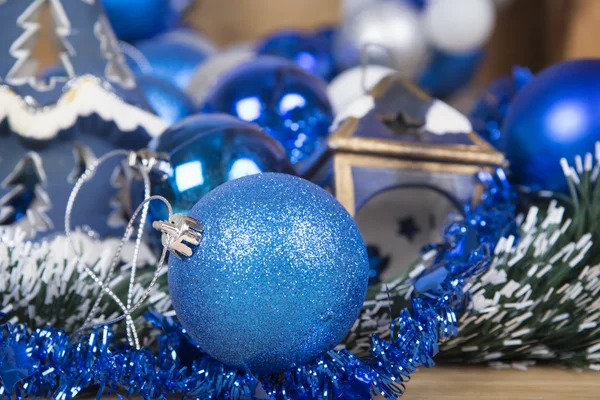 Palline di Natale blu su superficie di legno — Foto Stock