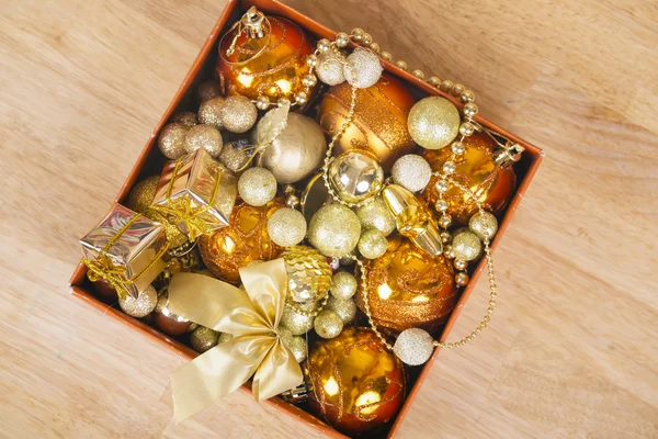 Boules de Noël colorées dans une boîte . — Photo