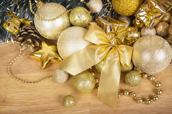 Weihnachtsgoldene Schleife auf Holzoberfläche — Stockfoto