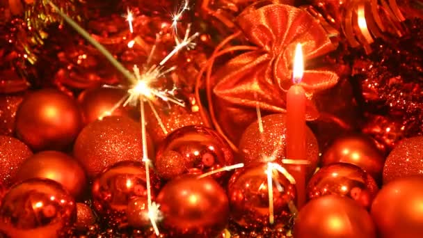 Espumante de Natal com vela e bolas em tom vermelho . — Vídeo de Stock