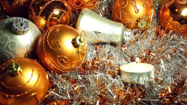Christmas candle och bollar i vit gnistra och orange ton. — Stockvideo