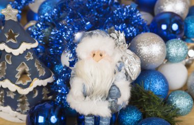 Noel Baba ve Noel şamdan mavi zemin üzerine. 