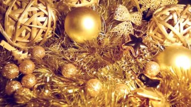 Tinsel ve Noel topları altın renkli bir kutu bir hediye ile el koyar.