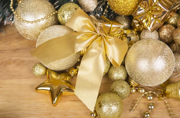 Weihnachtsgoldene Schleife auf Holzoberfläche — Stockfoto