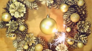 Koniler ve topları ahşap yüzey üzerinde Noel çelenk.