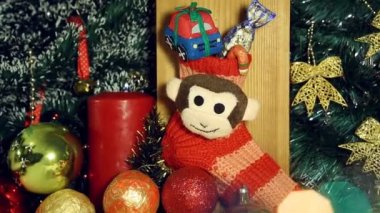 Mum ışığı ve kırmızı çorap maymun Noel arka plan.