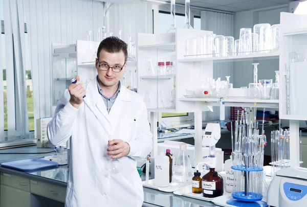 Laboratório cientista trabalhador com pipetas de laboratório — Fotografia de Stock