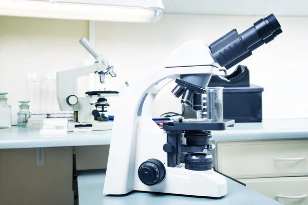 Labormikroskop. Hintergrund der wissenschaftlichen Forschung und der Gesundheitsforschung. — Stockfoto
