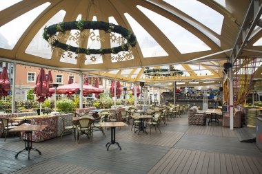 5 Nisan 2014. Açık hava kafe de Riga (Letonya) eski şehir içinde erken yaz sabah açılıştan önce boş.