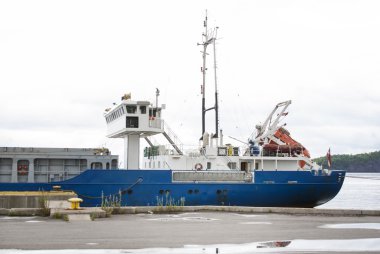 İskeledeki mavi tanker gemisi.