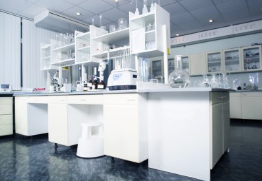 İç temiz modern beyaz laboratuar arka plan. Laboratuvar kavramı.