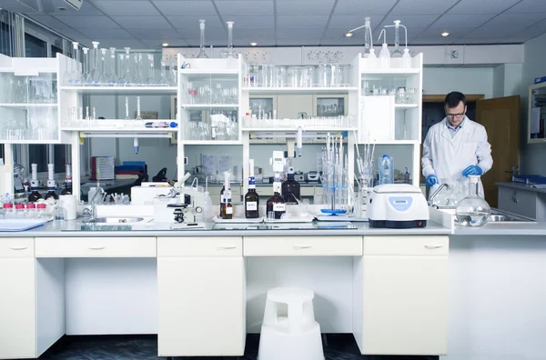 Interior de fondo de laboratorio blanco moderno y limpio. Concepto de laboratorio . — Foto de Stock