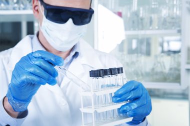 Erkek araştırmacı laboratuarda onun işyerinde.