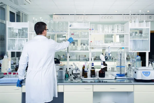 Interior de fondo de laboratorio blanco moderno y limpio. Concepto de laboratorio . — Foto de Stock