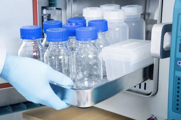 Garrafas de vidro e plástico em autoclave para esterilização no interior . — Fotografia de Stock