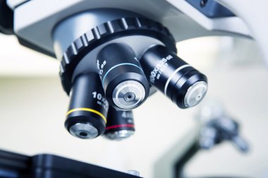 Mikroskop laboratuarı. Bilimsel ve sağlık araştırma geçmişi.