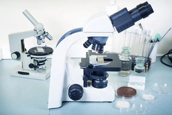 Laboratóriumi mikroszkóp. Tudományos és egészségügyi kutatási háttér. — Stock Fotó
