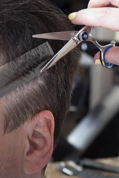 Barbeiro corta cabelo de cliente satisfeito bonito . — Fotografia de Stock