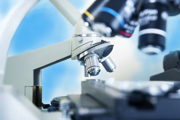 Labormikroskop. wissenschaftliche Forschung und Gesundheitsforschung. — Stockfoto