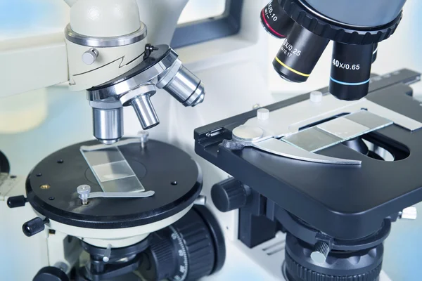 Microscopio de laboratorio. Investigación científica y sanitaria . —  Fotos de Stock