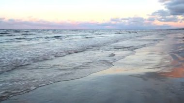 Baltık denizin dalgaları kumlu bir plaj üzerinde alınır.