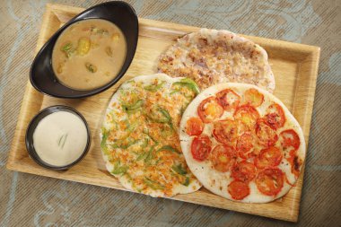 Güney Hint yemek Uthappams sambar ile